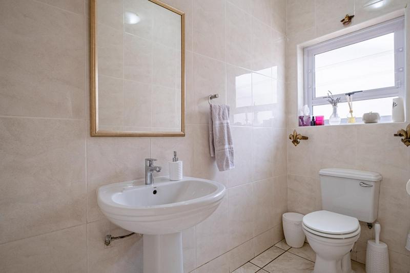 5 Bedroom Property for Sale in Linkside Eastern Cape